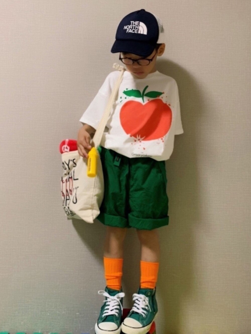 「グリーンフェス❶❷、プリントT、ショートパンツ、ネオンカラー、コンバース、ハイカットスニーカー、めがね、キャップ、トートバッグ、白Tシャツ」｜「こども ビームスのGROOVY COLORS / Drip Apple Big Tシャツ 21（90～120cm）（Tシャツ/カットソー、ホワイト系）」を使った、HeROさん（キッズ・110cm）の夏コーディネートの1枚目の写真