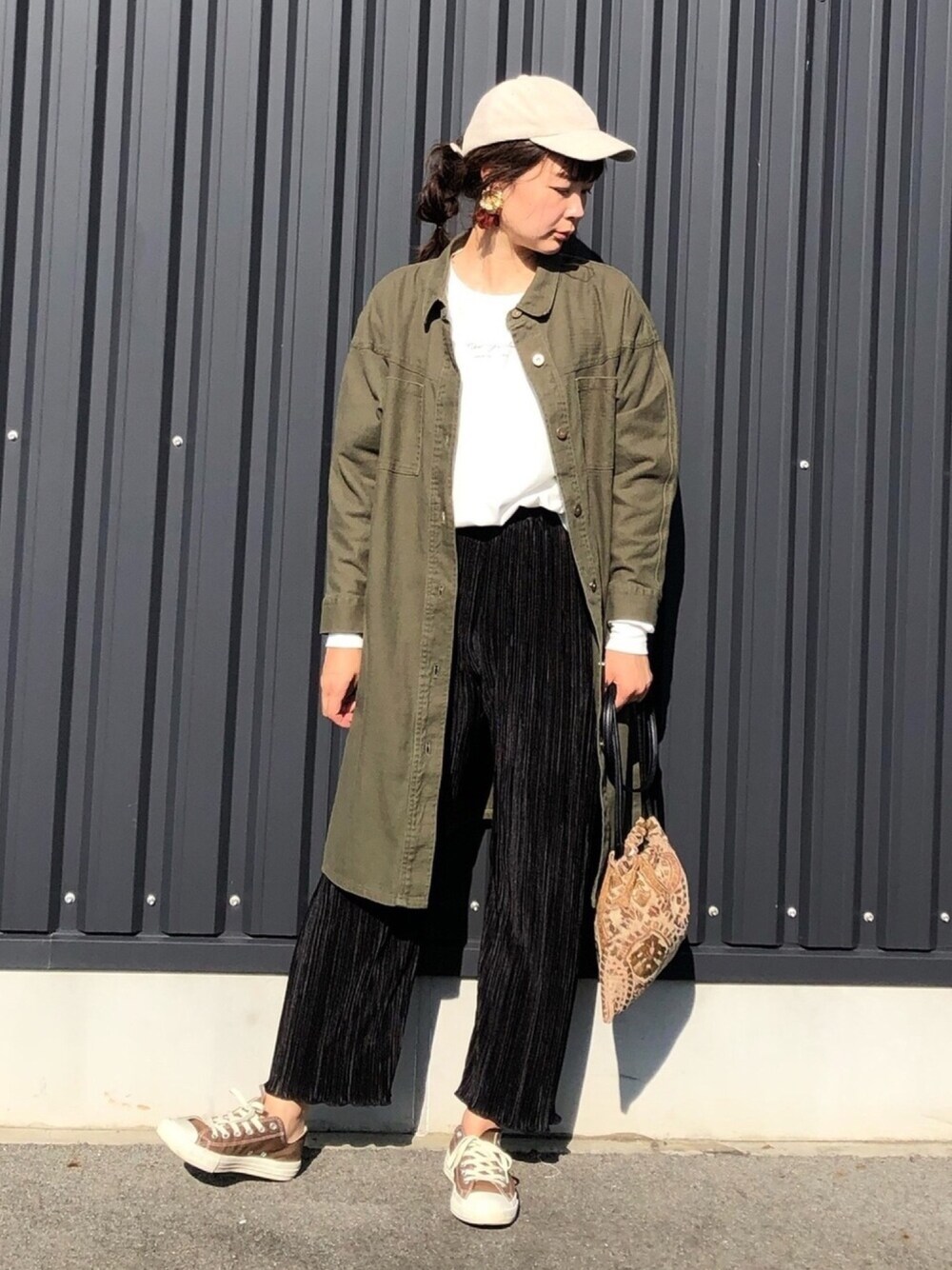 「秋のマイ旬スタイル、ロングジャケット、カーキ、フレアパンツ、プリーツパンツ、スニーカー、キャップ、秋コーデ、巾着バッグ」｜「Furryrateの・furry rate ミリタリーロングジャケット＊（ミリタリージャケット、グリーン系）」を使った、yokoyama_yuuuさん（レディース・173cm）の秋コーディネートの1枚目の写真