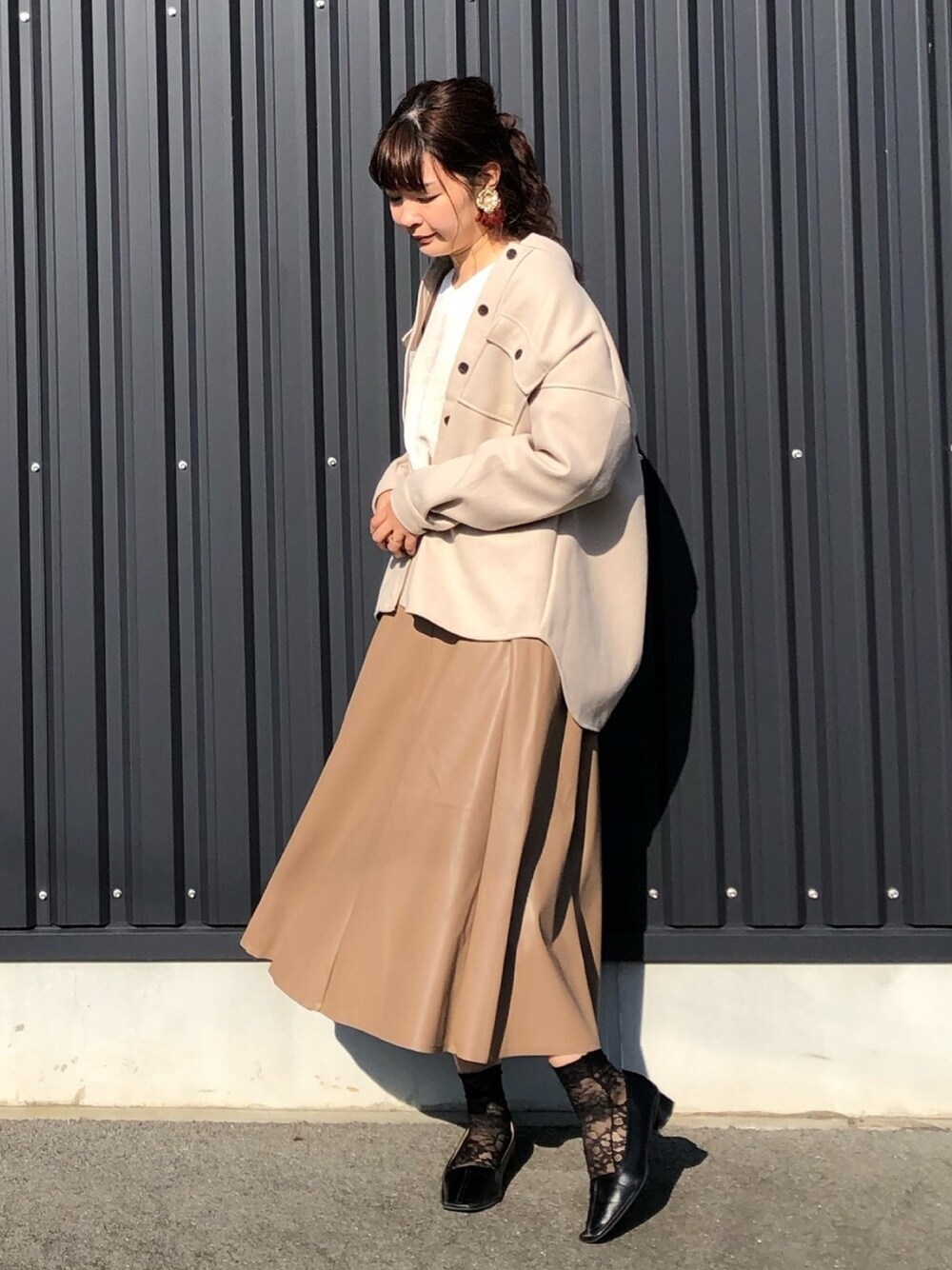 「レザースカート、大人カジュアル、スカート、CPOジャケット、ニット、休日スタイル」｜「ELENCARE DUEの・ELENCARE DUE CPOジャケット＊（ノーカラージャケット、ホワイト系）」を使った、yokoyama_yuuuさん（レディース・173cm）の秋コーディネートの1枚目の写真