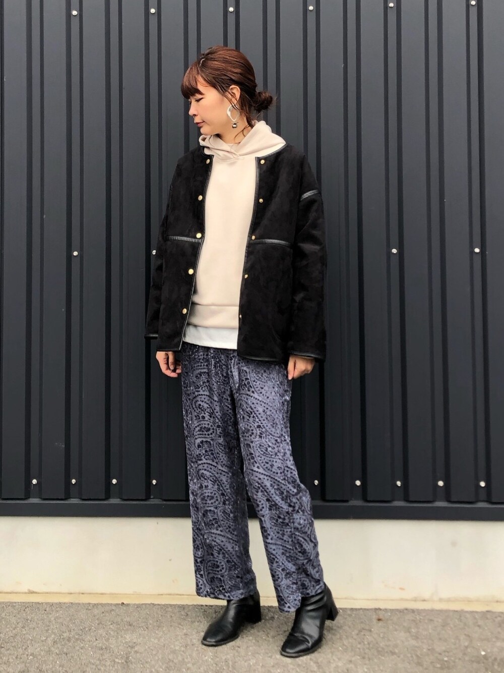 「冬コーデ、パイピングコート、ペイズリー、パーカー、大人カジュアル、レイヤードスタイル」｜「ELENCARE DUEの・ELENCARE DUE ムートンカラーコート＊＊（その他アウター、ブラック系）」を使った、yokoyama_yuuuさん（レディース・173cm）の冬コーディネートの1枚目の写真