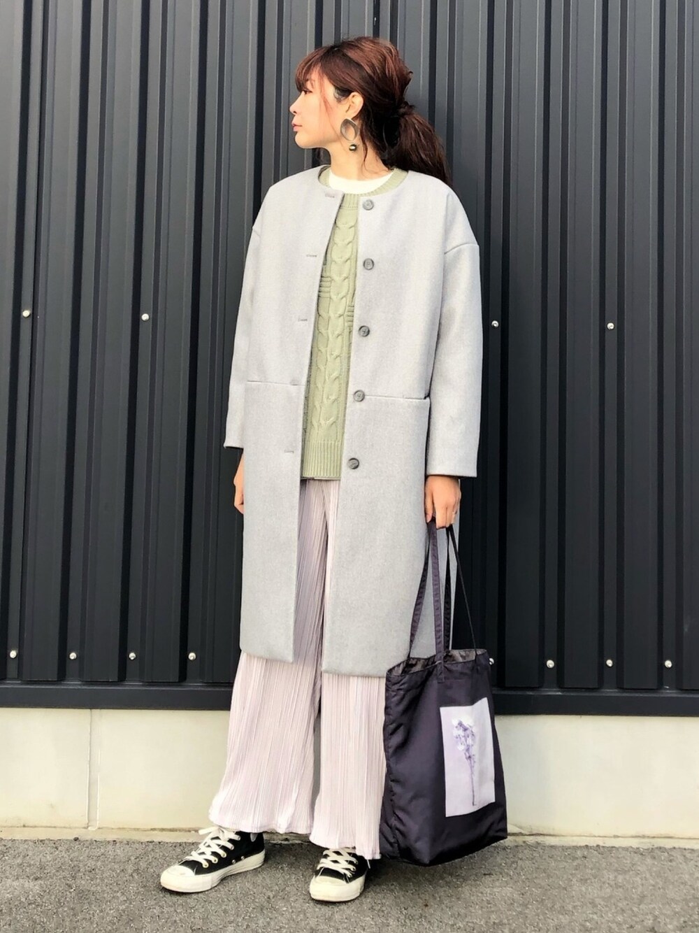 「ノーカラーコート、トートバッグ、コンバース、大人カジュアル、プリーツパンツ、ニットベスト」｜「Green　Parksのノーカラーコート＊★（ノーカラーコート、グレー系）」を使った、yokoyama_yuuuさん（レディース・173cm）の冬コーディネートの1枚目の写真