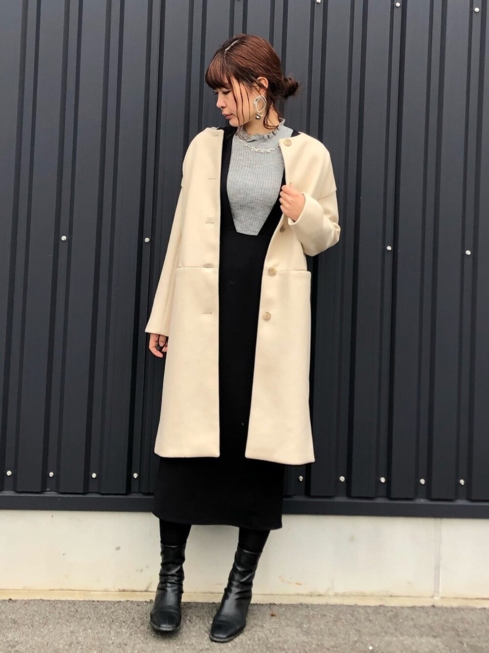 「ノーカラーコート、ショートブーツ、ジャンバースカート、モノトーン、フリルニット、キレイめ」｜「Green　Parksのノーカラーコート＊★（ノーカラーコート、ベージュ系）」を使った、yokoyama_yuuuさん（レディース・173cm）の冬コーディネートの1枚目の写真
