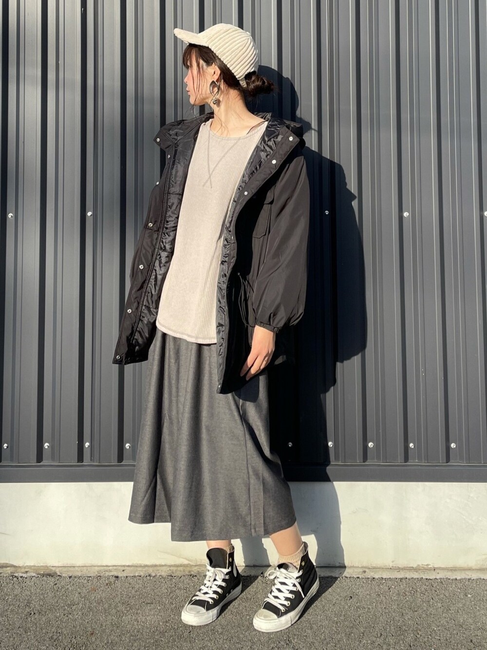 「私の推しブランド、大人カジュアル、中綿コート、冬コーデ、ワッフル、キュロットパンツ、コンバース」｜「earth music&ecologyの中綿ハーフコート　＊（その他アウター、ブラック系）」を使った、yokoyama_yuuuさん（レディース・173cm）の冬コーディネートの1枚目の写真