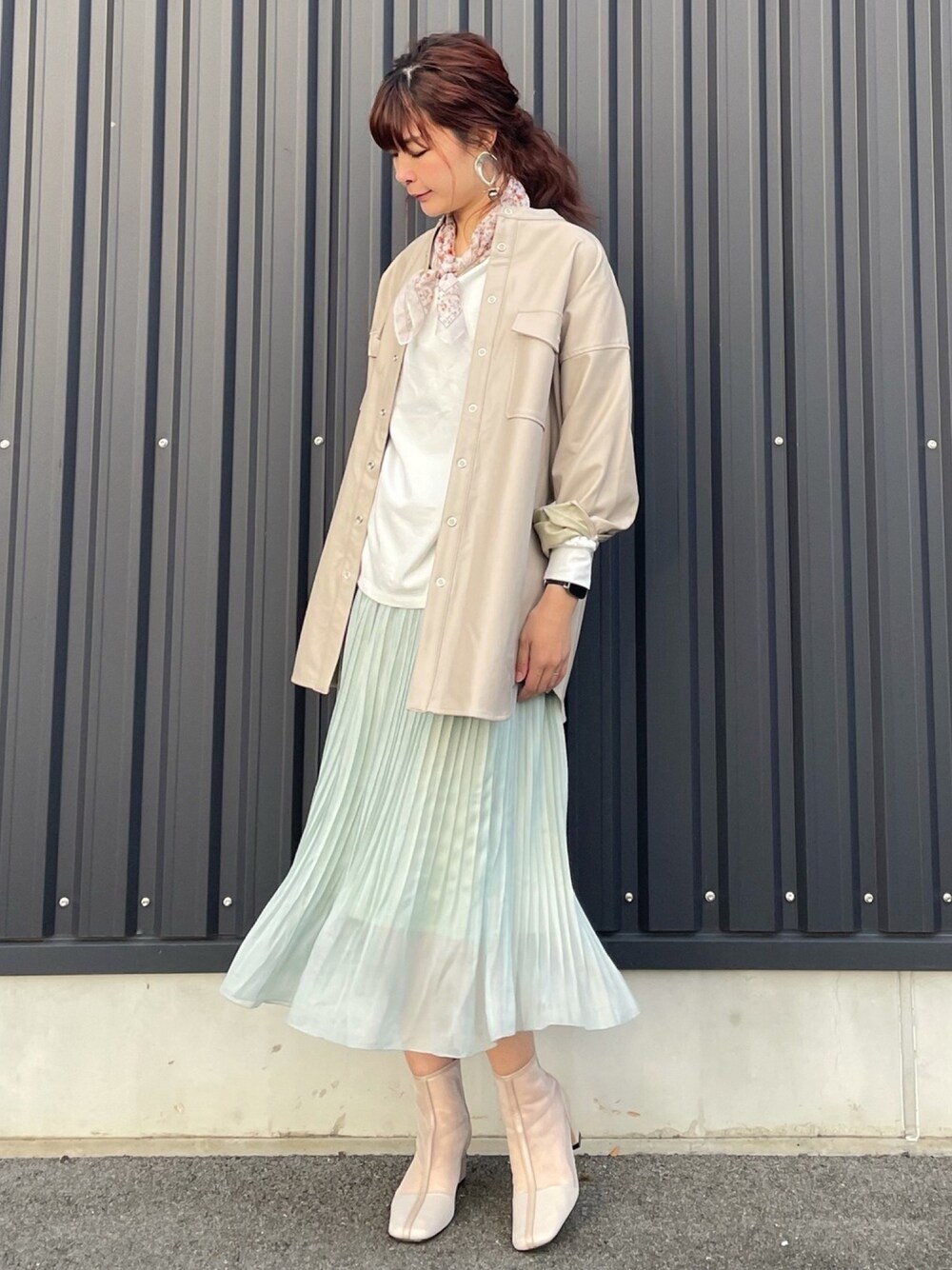 「春コーデ、スプリングコート、大人ガーリー、パフスリーブ、プリーツスカート、シアーブーツ」｜「SLURRのフェイクレザーバンドカラーオーバージャケット（ブルゾン、ベージュ系）」を使った、yokoyama_yuuuさん（レディース・173cm）の冬コーディネートの1枚目の写真