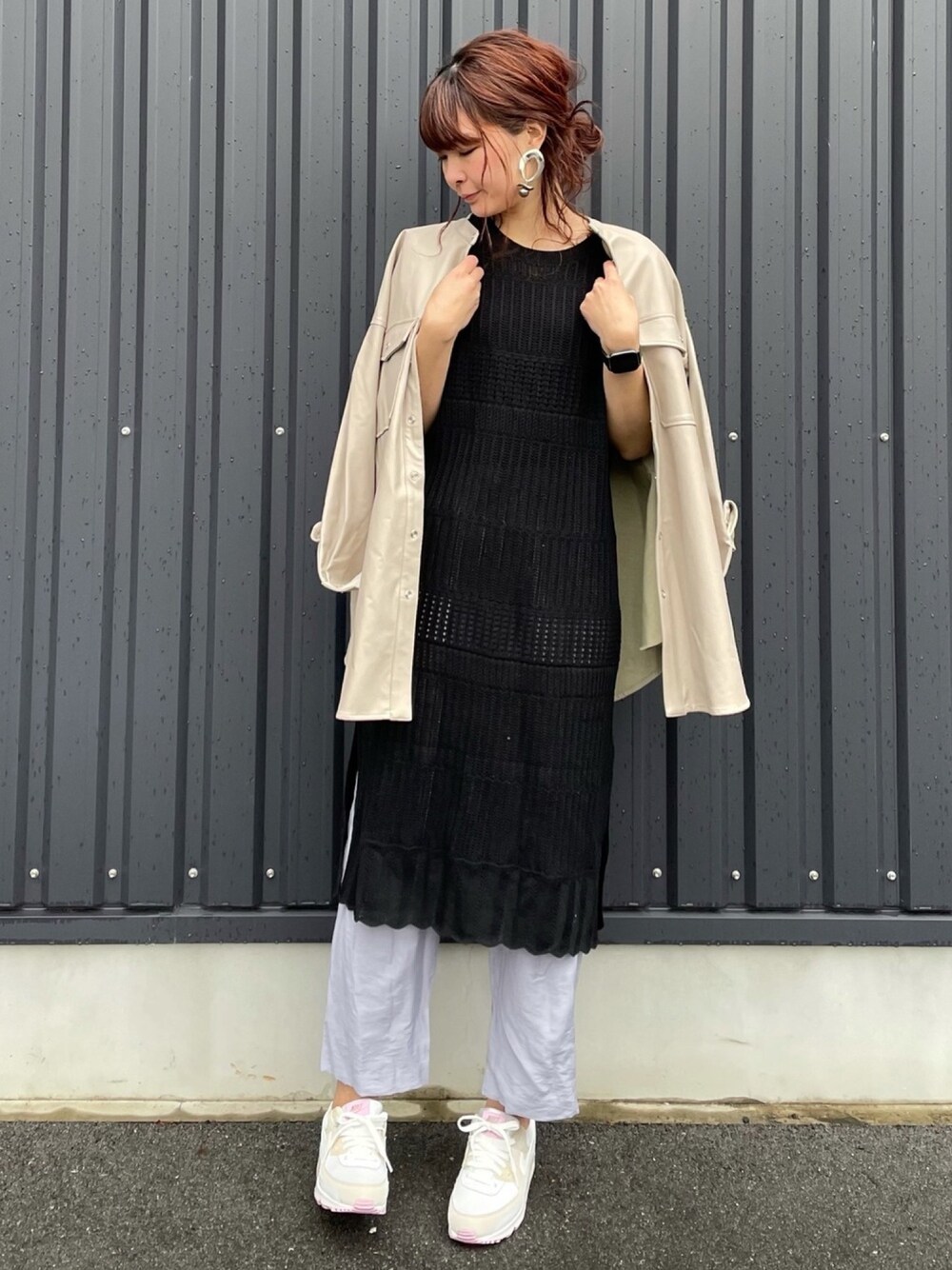 「休日スタイル、大人カジュアル、ロングベスト、レイヤードスタイル、リアルレザー、春コーデ、NIKE AIR MAX」｜「SLURRのアイテム（ジャケット/アウター、ベージュ系）」を使った、yokoyama_yuuuさん（レディース・173cm）の冬コーディネートの1枚目の写真