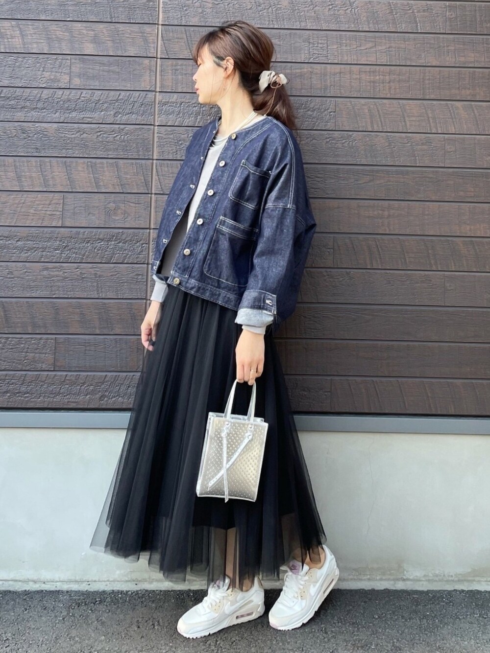「大人カジュアル、チュールスカート、デニムジャケット、ショート丈トップス、春コーデ、NIKE AIR MAX、スニーカー」｜「Green　Parksのノーカラーカバーオールジャケット＊（ノーカラージャケット、ブルー系）」を使った、yokoyama_yuuuさん（レディース・173cm）の春コーディネートの1枚目の写真