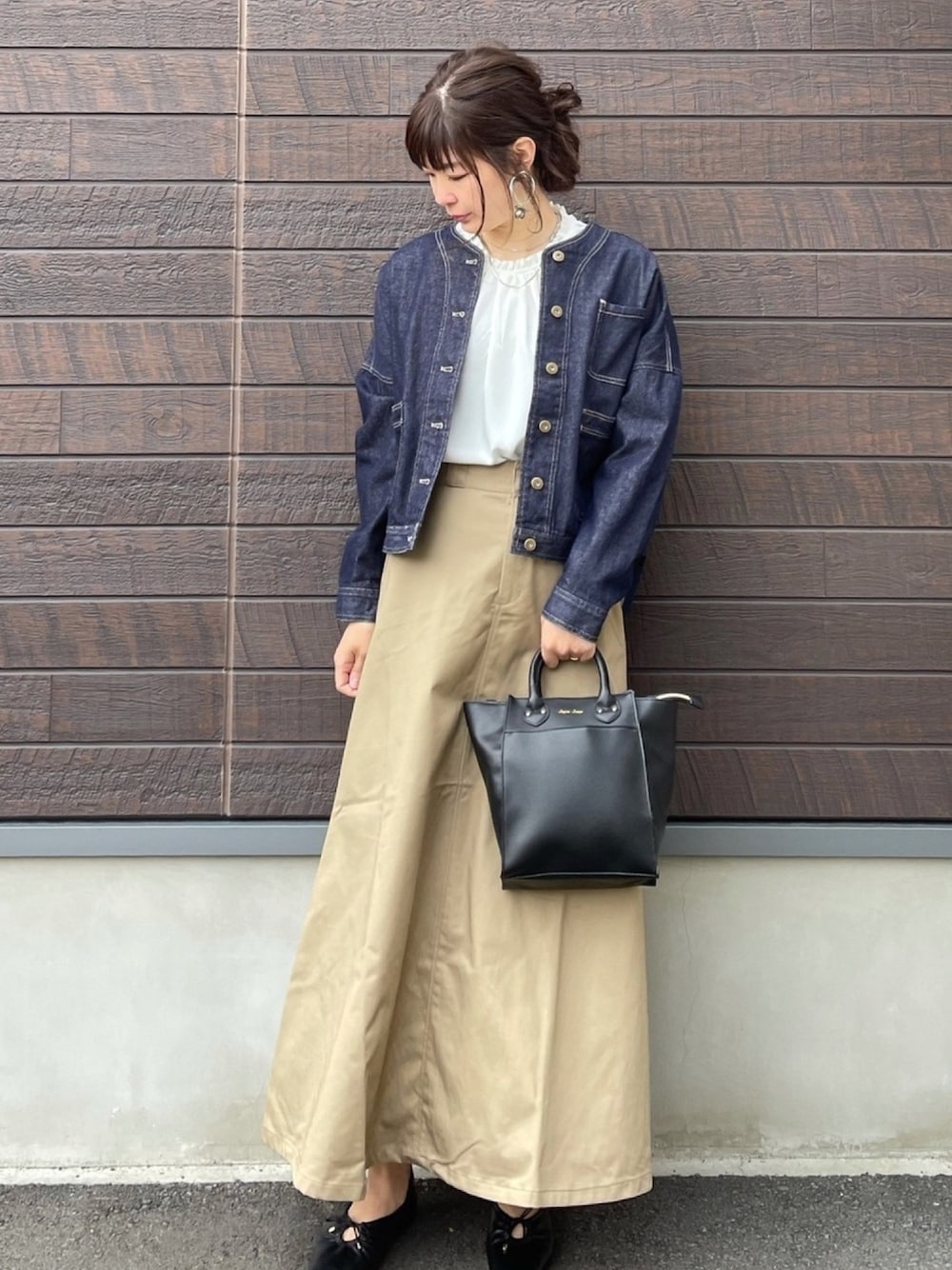 「春コーデ、大人カジュアル、チノスカート、ブルゾン、ブラウス、フラットシューズ、春めきシューズ、シルバーアクセサリー、Aラインスカート」｜「earth music&ecologyのとろみ2wayブラウス　＊（シャツ/ブラウス、ホワイト系）」を使った、yokoyama_yuuuさん（レディース・173cm）の春コーディネートの1枚目の写真