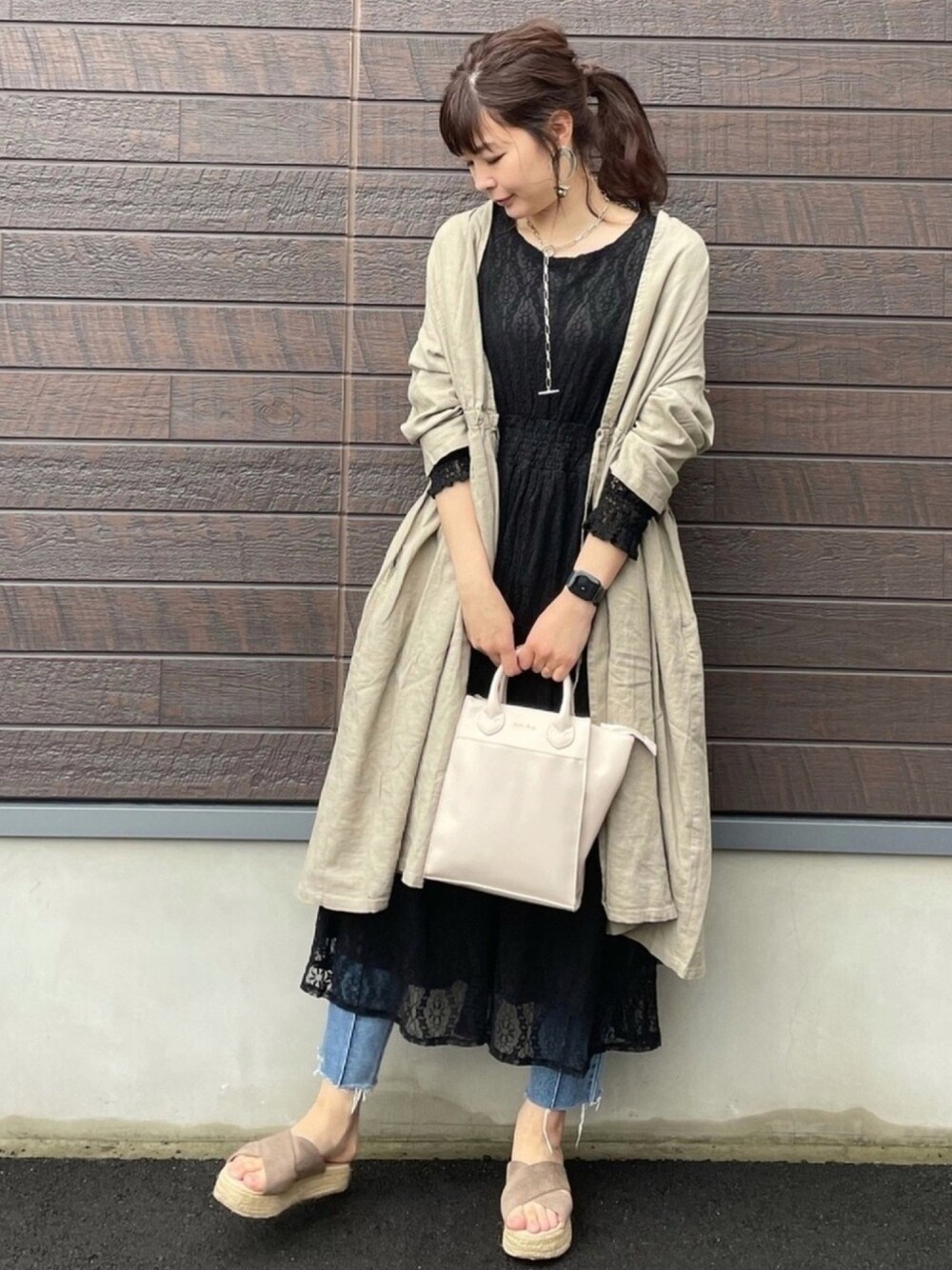 「春コーデ、大人カジュアル、カジュアルダウン、レースワンピース、レイヤードスタイル、ガウンコート、デニム、厚底サンダル、SLURR」｜「SLURRのアイテム（ワンピース、ブラック系）」を使った、yokoyama_yuuuさん（レディース・173cm）の春コーディネートの1枚目の写真