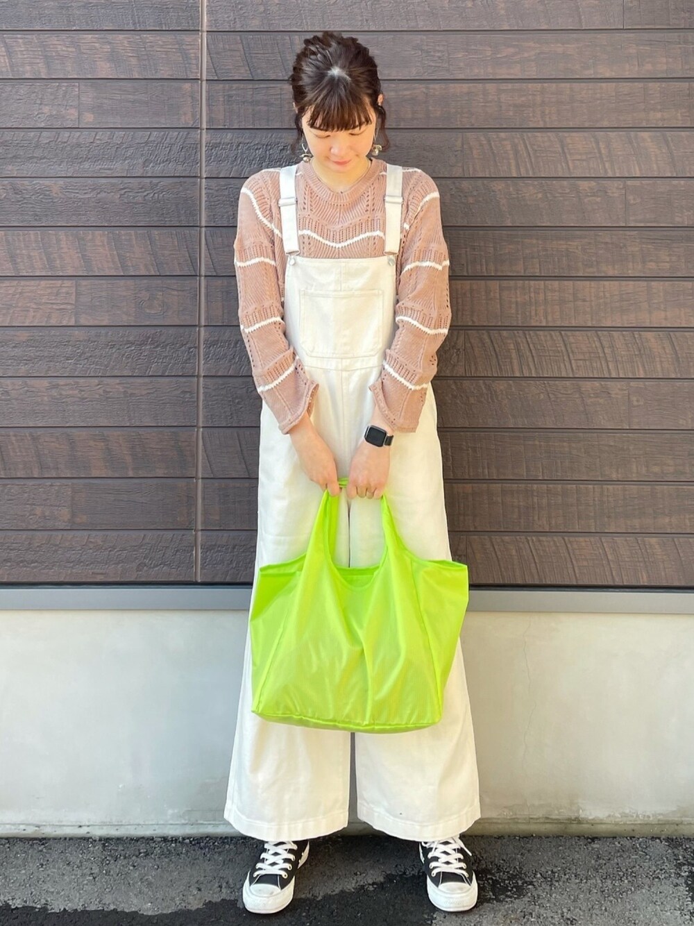 「大人カジュアル、ママコーデ、サロペット、ボーダートップス、エコバッグ、コンバース、スニーカー、春コーデ、春カラー」｜「Green　Parksのツイルサロペット＊（サロペット/オーバーオール、ホワイト系）」を使った、yokoyama_yuuuさん（レディース・173cm）の春コーディネートの1枚目の写真