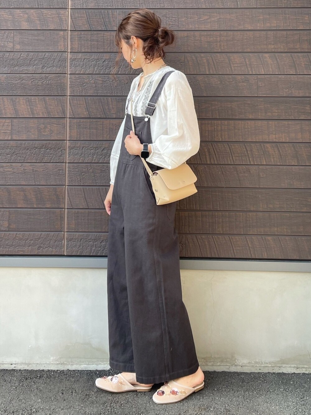 「大人カジュアル、サロペット、刺繍ブラウス、春夏コーデ、ママコーデ、サンダル、ミニショルダー、ブラウス」｜「CRAFT STANDARD BOUTIQUEのボタニカル刺繍ブラウス　＊◇（シャツ/ブラウス、ホワイト系）」を使った、yokoyama_yuuuさん（レディース・173cm）の春コーディネートの1枚目の写真