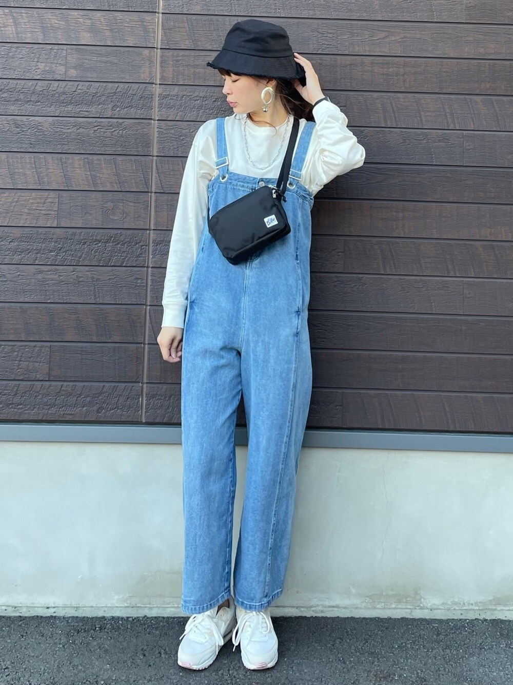 「大人カジュアル、サロペット、デニム、バケットハット、エアマックス、厚底シューズ、シンプル、休日スタイル、セットアイテム、ママコーデ」｜「Sugar spoonの・SUGAR SPOON デニムデザインサロペット＊（サロペット/オーバーオール、ブルー系）」を使った、yokoyama_yuuuさん（レディース・173cm）の春コーディネートの1枚目の写真