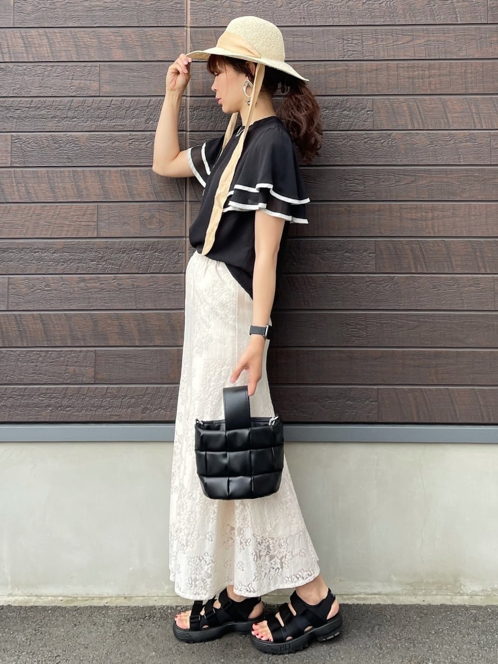「これが私をアゲる服、ラッフルスリーブ、ブラック、ブラウス、モノトーン、マーメイドスカート、ロングスカート、厚底サンダル、ベルトサンダル、ハット」｜「Green　Parksの・ELENCARE DUE　ラッフルスリーブブラウス＊（シャツ/ブラウス、ブラック系）」を使った、yokoyama_yuuuさん（レディース・173cm）の春コーディネートの1枚目の写真