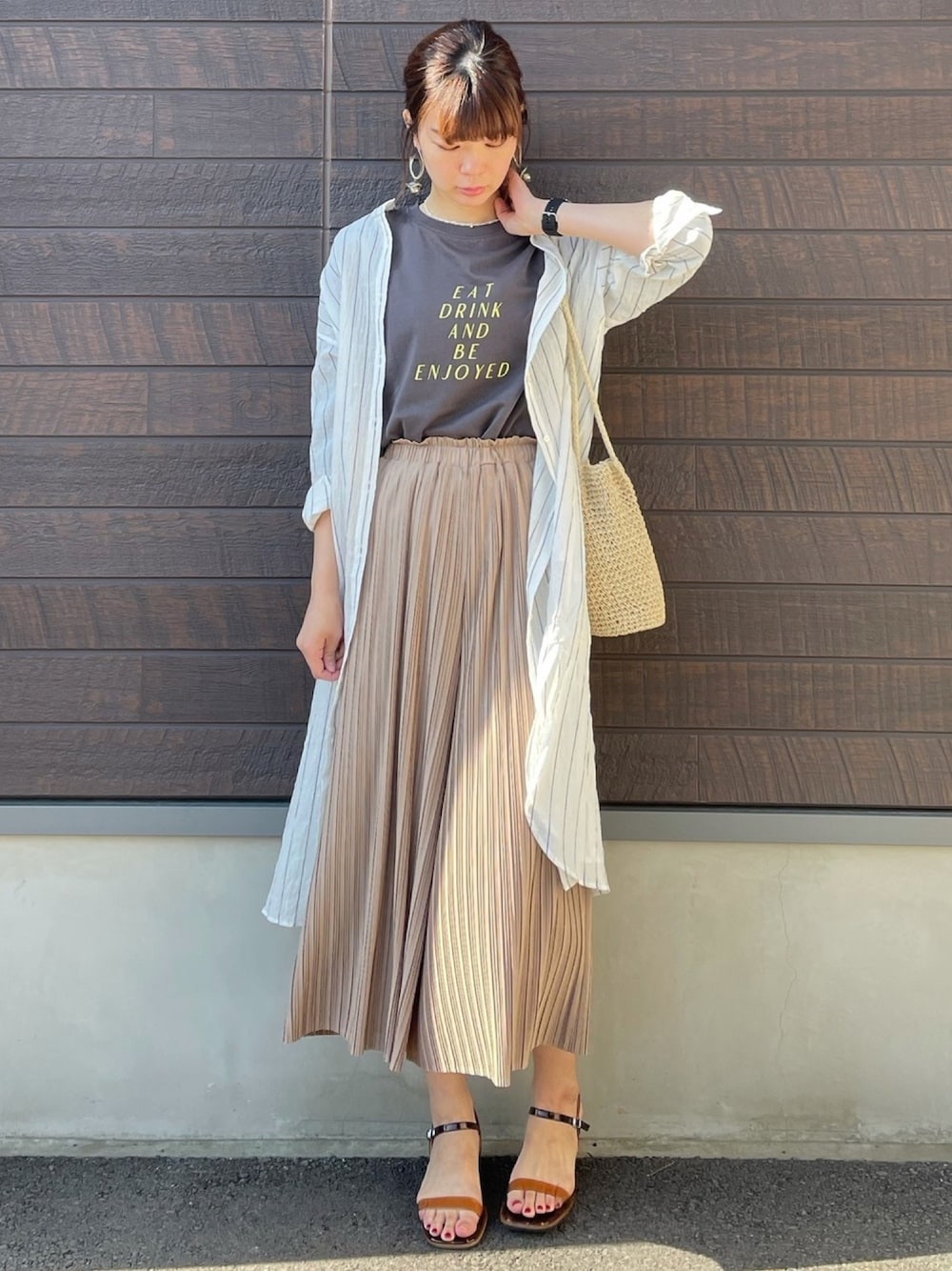 「これが私をアゲる服、セットアイテム、着回しコーデ、シャツワンピ、ストライプ、プリントT、ラフコーデ、休日スタイル、サンダル、大人カジュアル」｜「Green　ParksのロゴPt7分袖プルオーバー＊（Tシャツ/カットソー、グレー系）」を使った、yokoyama_yuuuさん（レディース・173cm）の春コーディネートの1枚目の写真