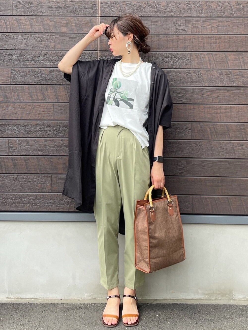 「休日コーデ、大人カジュアル、シャツスタイル、ハイウエスト、カーキ、フォトT、Tシャツ、トートバッグ、スクエアトゥ、サンダル」｜「Green　ParksのI ギャザーゆったりチュニック＊（チュニック、ブラック系）」を使った、yokoyama_yuuuさん（レディース・173cm）の夏コーディネートの1枚目の写真