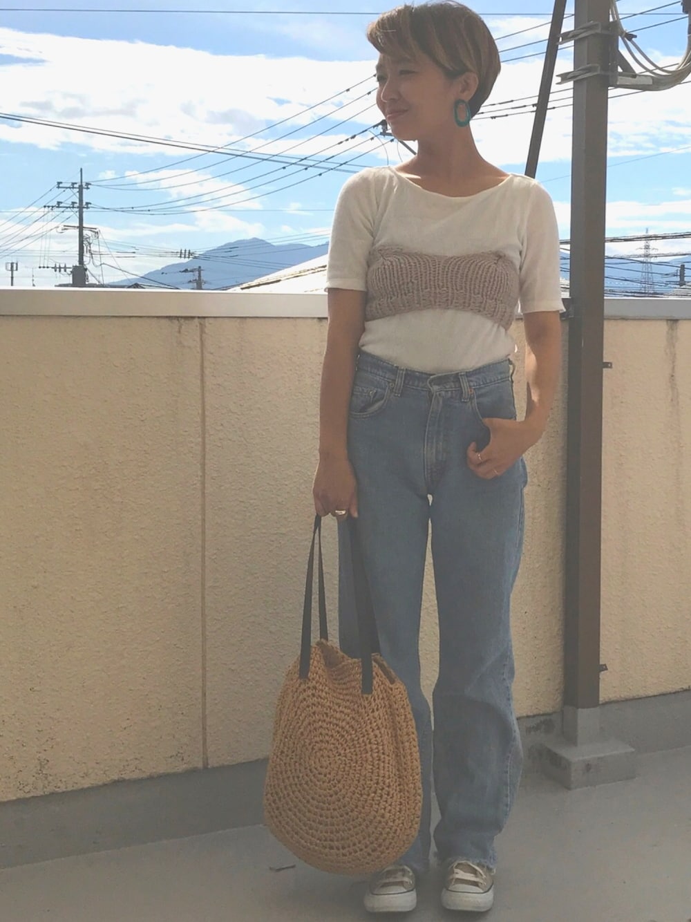 ブルー系のその他パンツ、ホワイト系のTシャツ/カットソー、ブラウン系のショルダーバッグを着用したレディースの春コーディネートの1枚目の写真