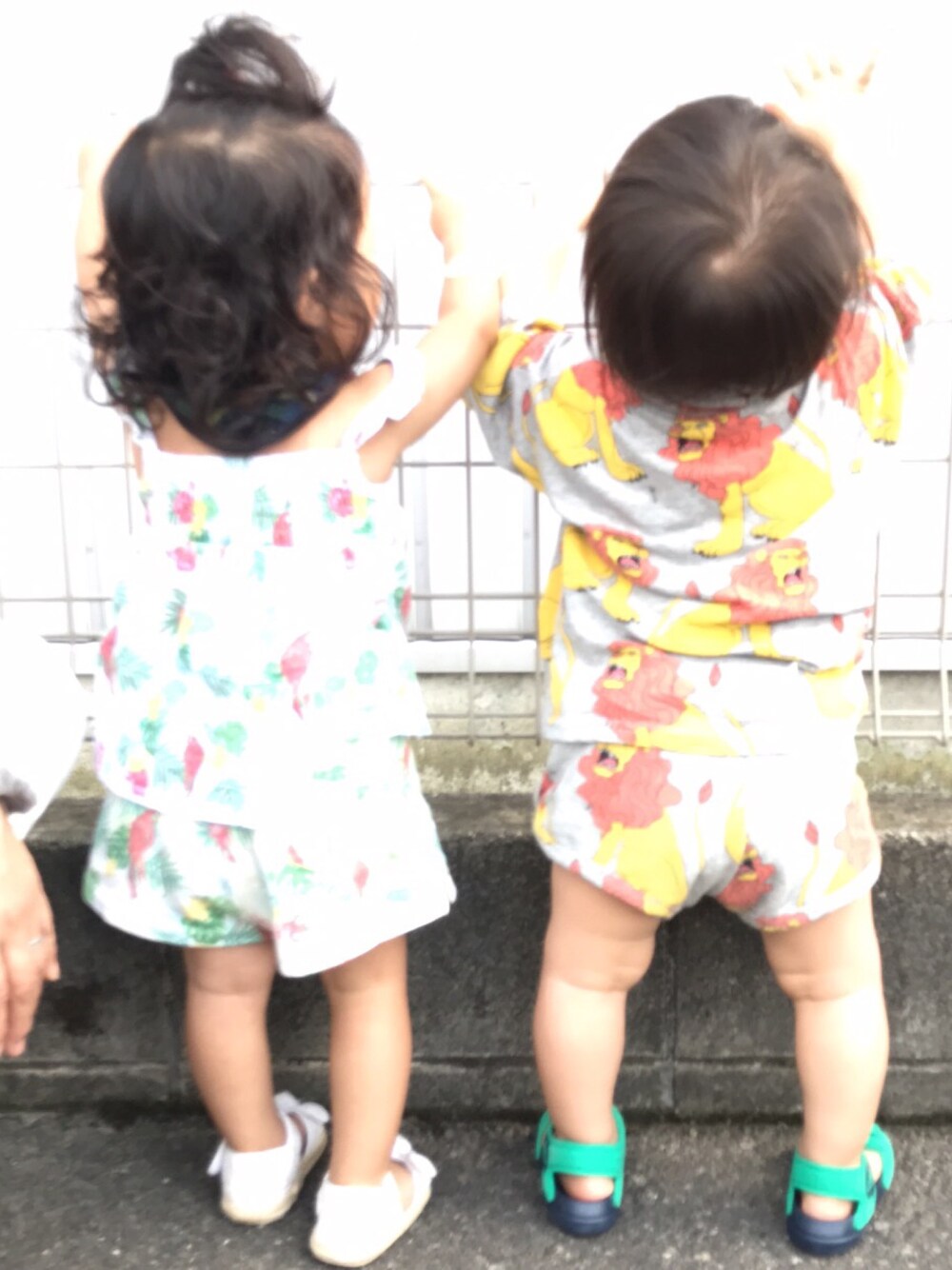 「男の子コーデ、いとこ、帰省中、仲良し」｜「adidasのアイテム（サンダル、グリーン系）」を使った、ritoさん（キッズ・80cm）の夏コーディネートの1枚目の写真