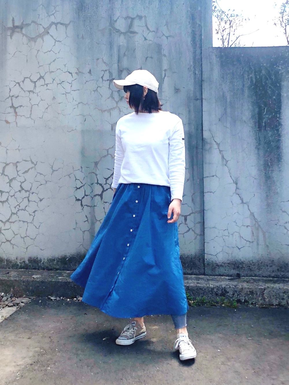「大人カジュアル、大人コーデ、スニーカーコーデ、コンバース、キャップ、レギンス」｜「NEW ERAのアイテム（キャップ、ホワイト系）」を使った、kumikoさん（レディース・165cm）の春コーディネートの1枚目の写真