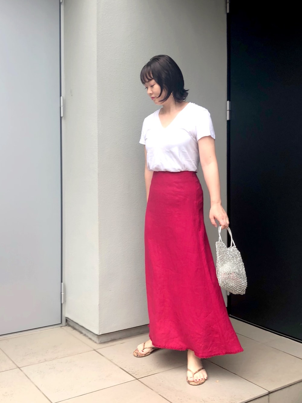 「赤コーデ、大人カジュアル、大人コーデ、オトナ女子、きれいめカジュアル、フリンジ、夏コーデ」｜「AURALEEの【AURALEE】	SEAMLESS V-NECK TEE（Tシャツ/カットソー、ホワイト系）」を使った、kumikoさん（レディース・165cm）の夏コーディネートの1枚目の写真