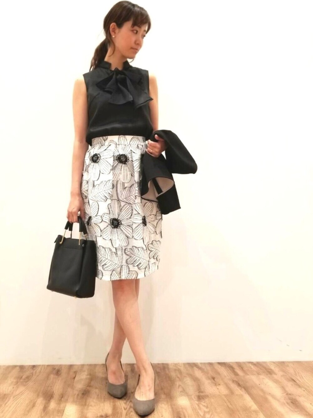 「入学式、卒業式、モノトーン、結婚式、結婚式二次会スタイル、ママコーデ、ボウタイ、ジャガード、入園式、卒園式」｜「conicのアイテム（シャツ/ブラウス、ブラック系）」を使った、hira_tomoさん（レディース・166cm）の春コーディネートの1枚目の写真