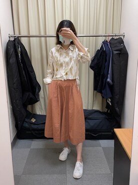 「アイテム（チノパンツ、オレンジ系）」を使った、慈さん（レディース・165cm）の春コーディネート