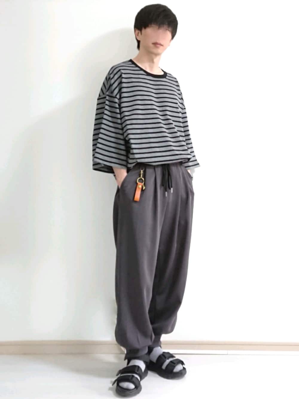 「これが私をアゲる服、シンプルコーデ、タックイン、ボーダー、サンダル、モノトーン、夏コーデ、低身長、イージーパンツ、グレー」｜「GLOBAL WORKのスポーツサンダル【美脚足長効果】/875190（サンダル、ブラック系）」を使った、フリフリさん（メンズ・167cm）の春コーディネートの1枚目の写真