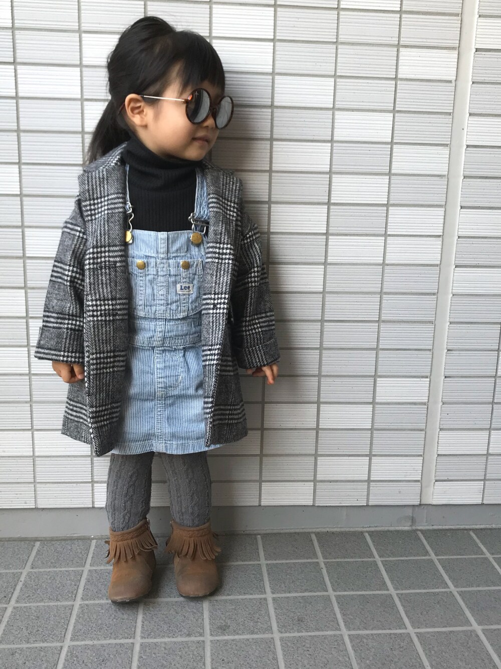 「2歳、女の子、チェスターコート、タートルネック、ジャンパースカート、ブーツ、サングラス」｜「GLOBAL WORKの【キッズ】テレコタートルネックＴシャツ長袖/763237（Tシャツ/カットソー、ブラック系）」を使った、UuuCooさん（キッズ・80cm）の冬コーディネートの1枚目の写真