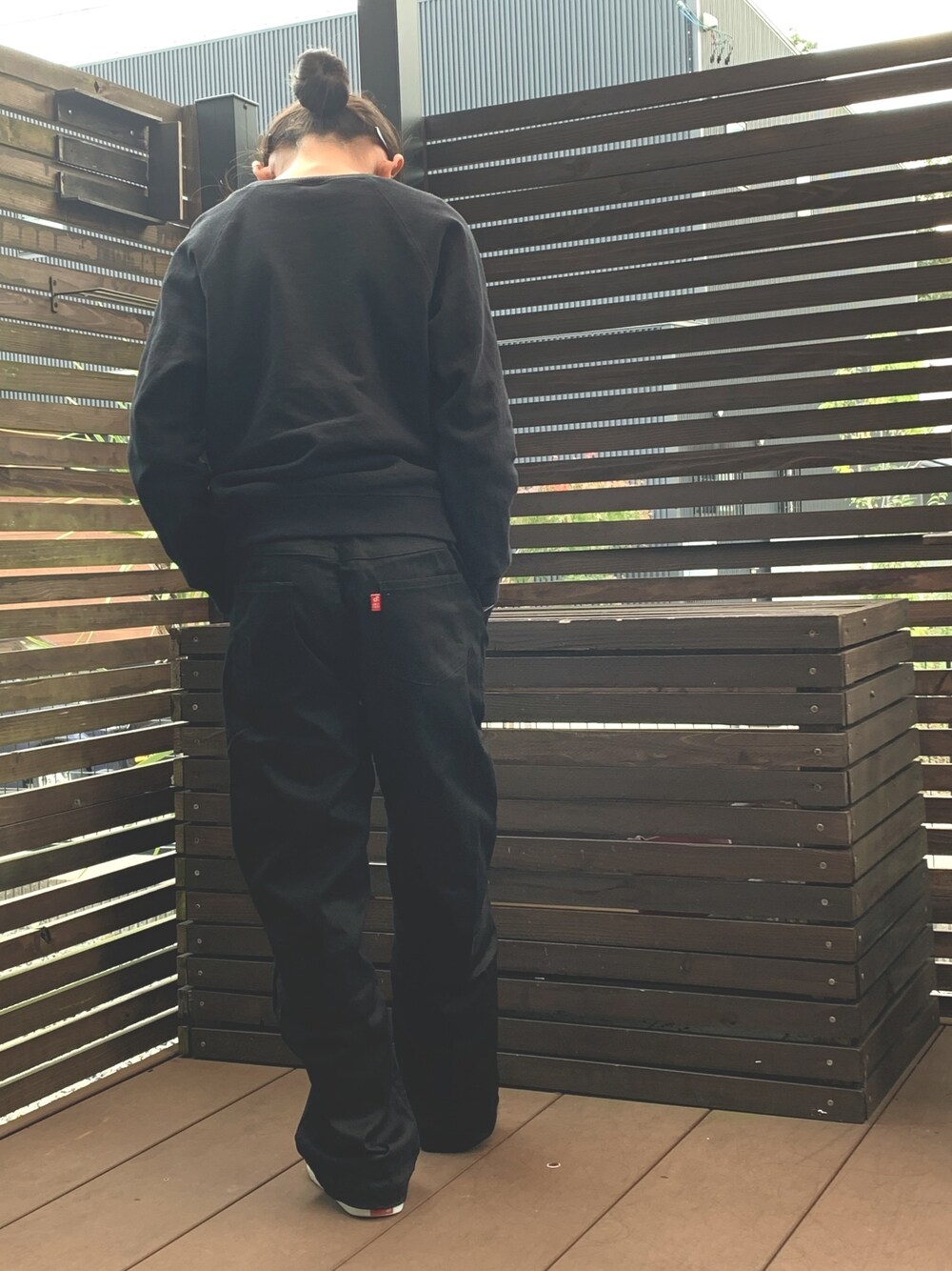 「キッズコーデ、devirock、ブラックコーデ、スウェット、VANS、オールドスクール」｜「devirockのベーシックワイドチノパンツ ロングパンツ ワイドパンツ（その他パンツ、ブラック系）」を使った、Rihoさん（キッズ・130cm）の秋コーディネートの1枚目の写真