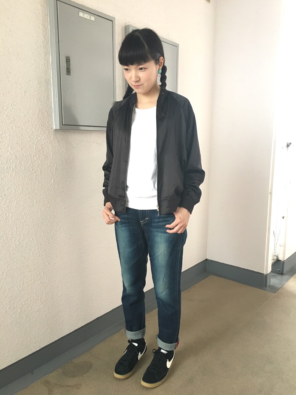 「秋のコーデ、シンプルコーデ、ボーイッシュ、ユニクロ最強、EDWIN」｜「UNIQLOのアイテム（Tシャツ/カットソー、ホワイト系）」を使った、Yukiko Fujimotoさん（レディース・159cm）の秋コーディネートの1枚目の写真