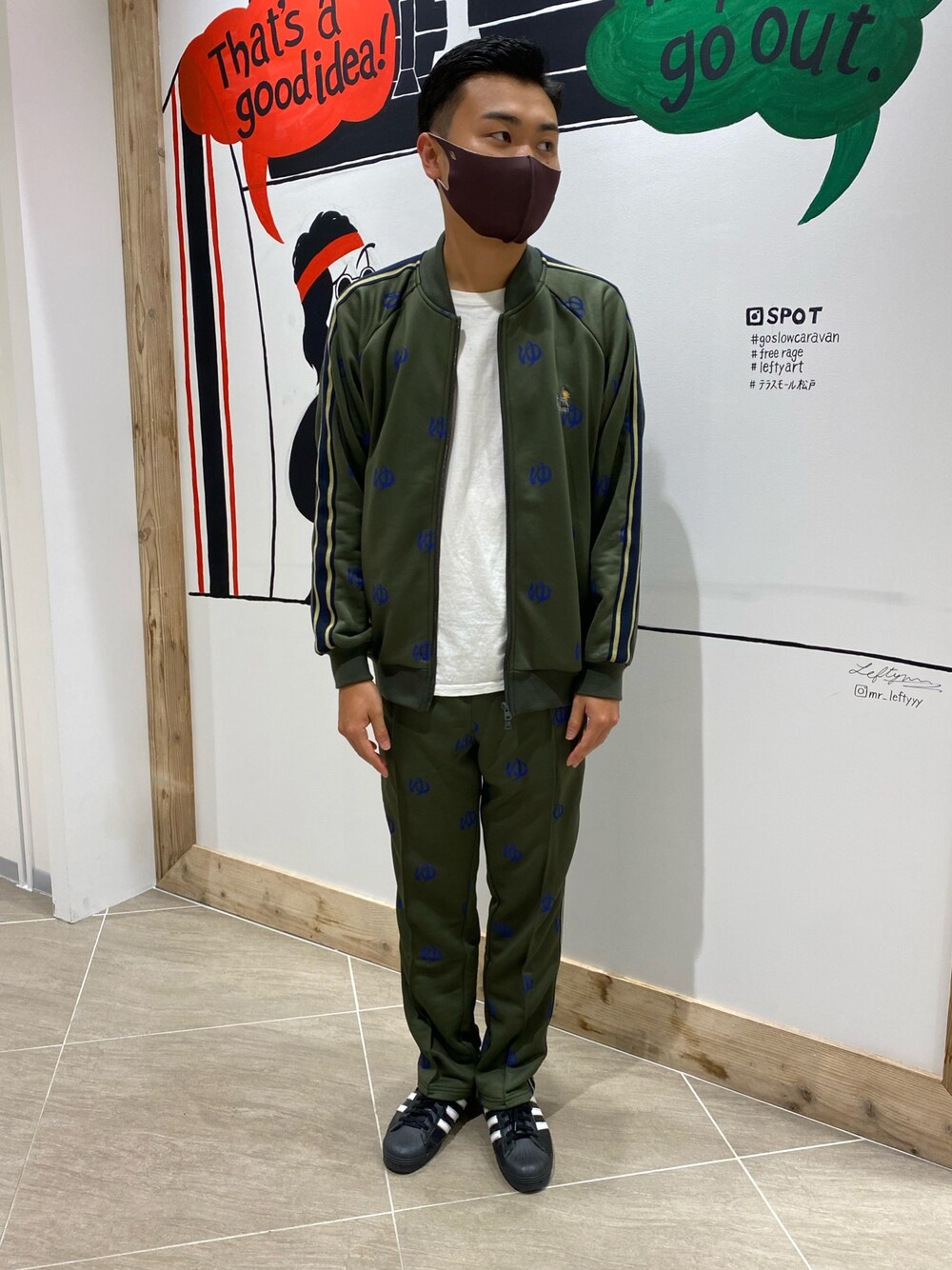 「秋冬コーデ、カジュアルコーデ、お洒落さんとつながりたい、ジャージ、セットアップ、goslowcaravan、いいね、save、フォローお願いします🤑、adidas、adidas originals、休日スタイル」｜「go slow caravanのゆ ジャージトラックトップ（ジャージ、グリーン系）」を使った、vanvanmoritaさん（メンズ・177cm）の秋コーディネートの1枚目の写真
