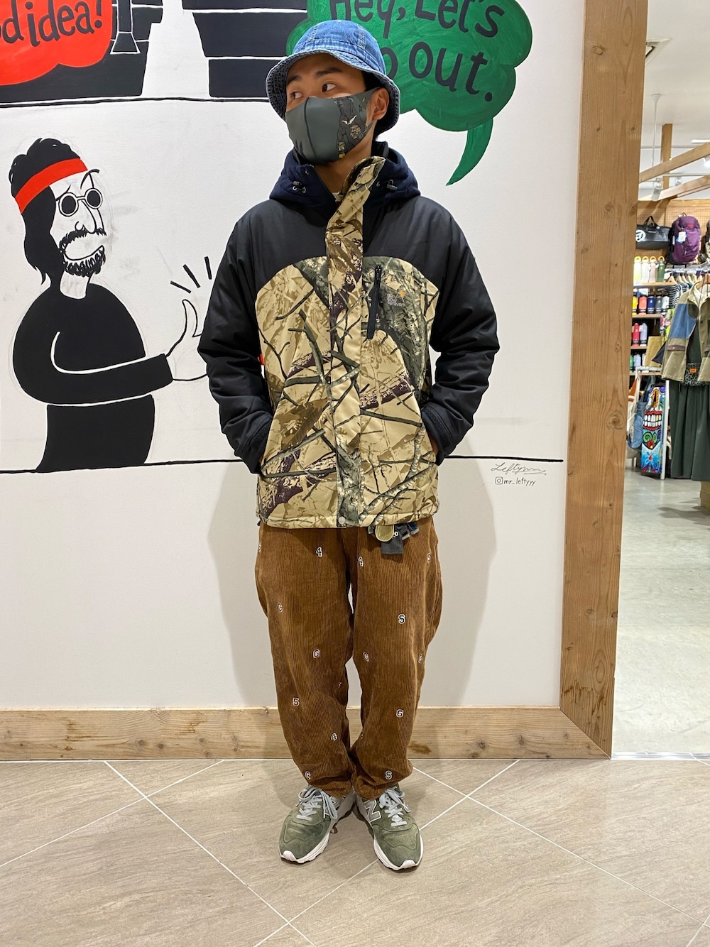 「私の推しブランド、goslowcaravan、goslowcaravan松戸店、ストリート、カモフラ、大人カジュアル、冬コーデ、スニーカー、ニューバランス、コーデュロイ」｜「go slow caravanの総柄切替パディングパーカJK（ブルゾン、その他）」を使った、vanvanmoritaさん（メンズ・177cm）の冬コーディネートの1枚目の写真