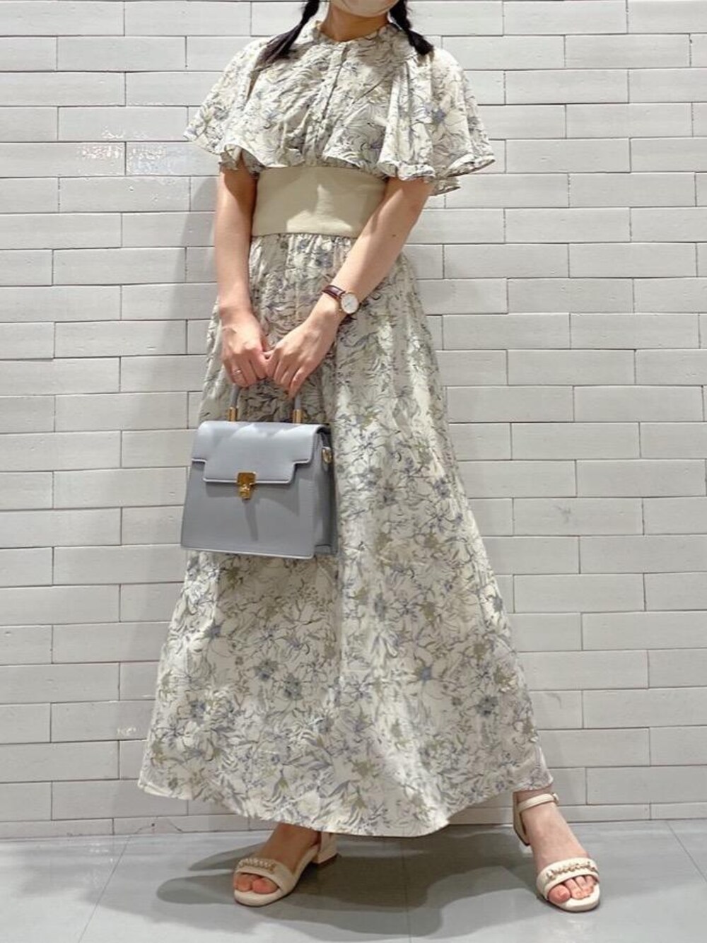 「デート、MAJESTIC LEGON、低身長、マジェスティックレゴン、モテ、大人ファッション、骨格ウェーブ、あざとかわいい、カワイイ」｜「MAJESTIC LEGONのローヒールパールサンダル（サンダル、ホワイト系）」を使った、マジェスティックレゴン越谷レイクタウン店スタッフさん（レディース・155cm）の夏コーディネートの1枚目の写真