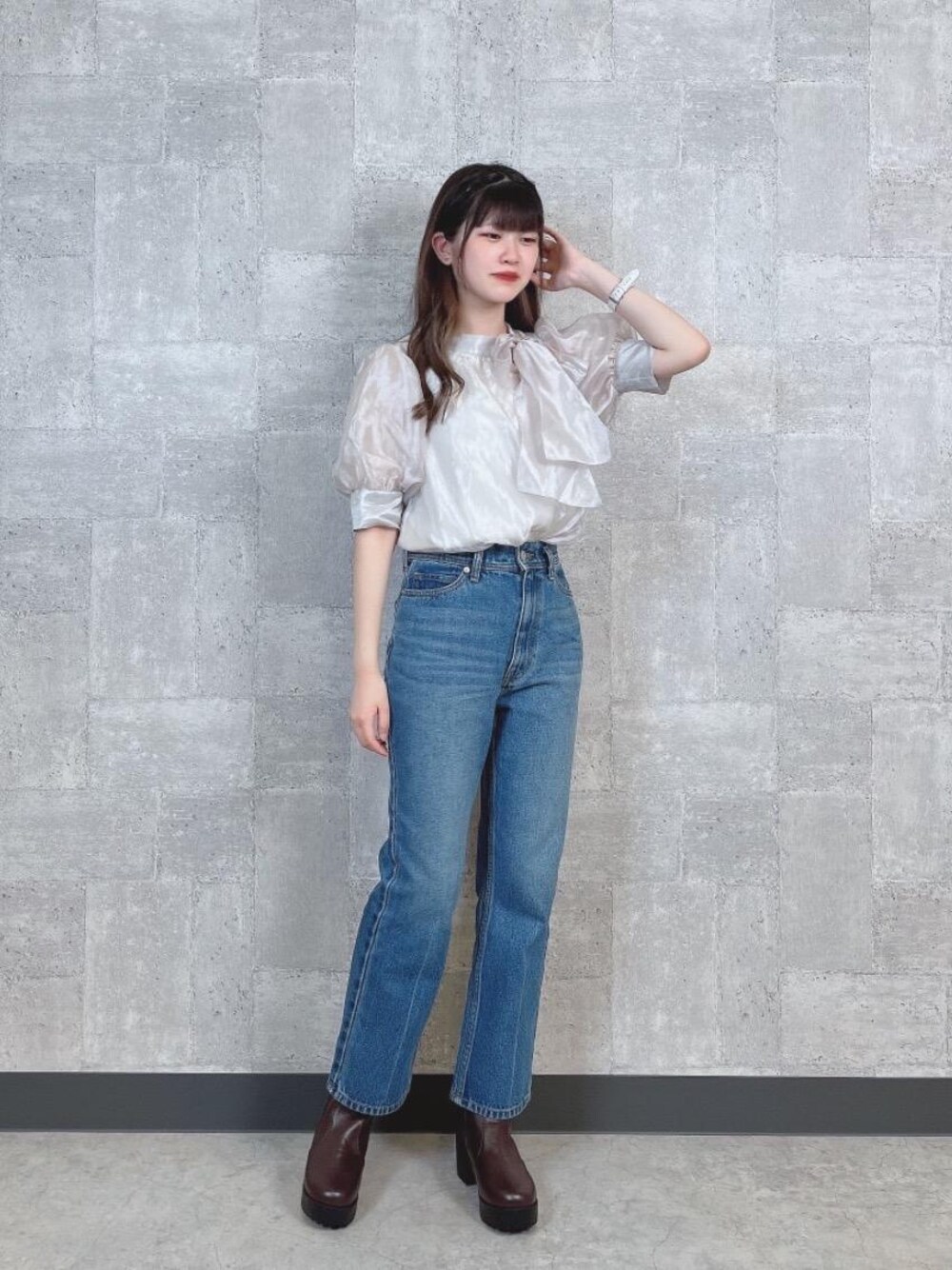 「サイドゴアブーツ、デニムパンツ、MAJESTIC LEGON、マジェスティックレゴン、高身長、ボウタイブラウス、大人ファッション、オトナカワイイ」｜「MAJESTIC LEGONのアシメボウタイブラウス（シャツ/ブラウス、ベージュ系）」を使った、マジェスティックレゴン越谷レイクタウン店スタッフさん（レディース・160cm）の夏コーディネートの1枚目の写真
