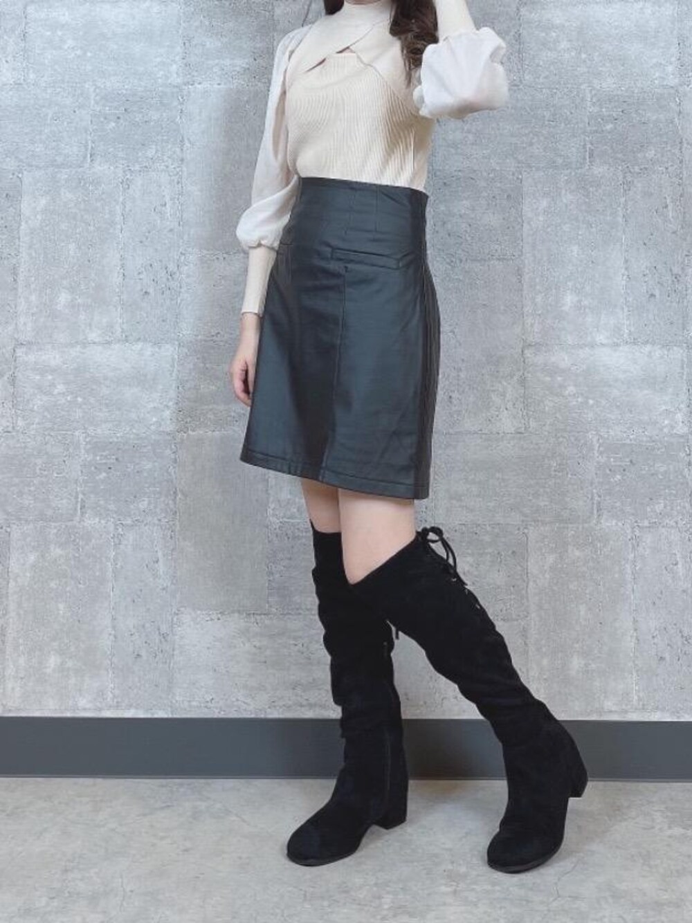 「レザー、デート、MAJESTIC LEGON、マジェスティックレゴン、高身長、大人ファッション、骨格ウェーブ、ニーハイブーツ👢、デコルテオープンニット、スリットスカパン」｜「MAJESTIC LEGONのバックレースアップニーハイブーツ（ブーツ、ブラック系）」を使った、マジェスティックレゴン越谷レイクタウン店スタッフさん（レディース・160cm）の秋コーディネートの1枚目の写真