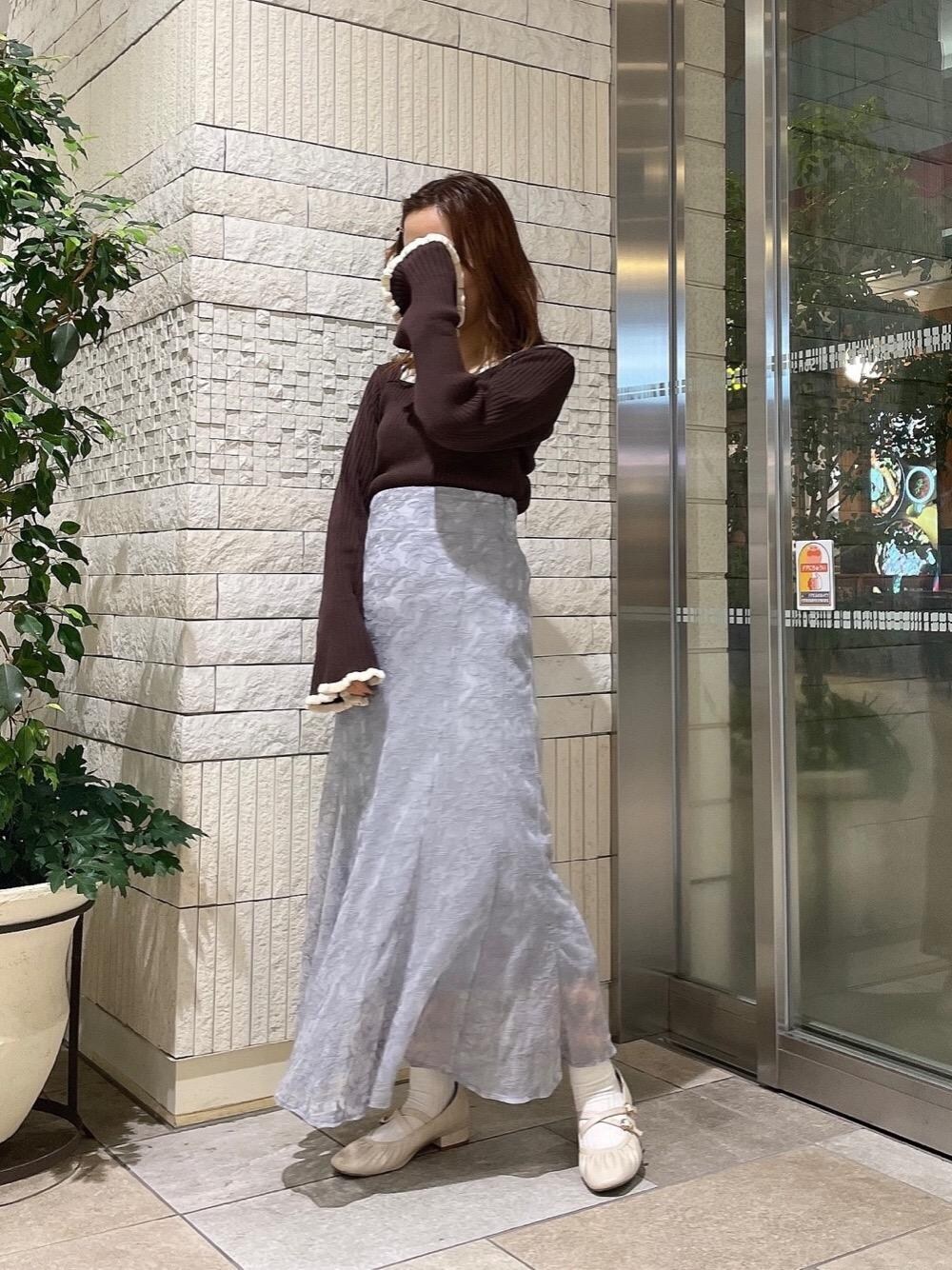 「パンプス、パイピング、レーススカート、MAJESTIC LEGON、低身長、マジェスティックレゴン、フレアスリーブ、骨格ウェーブ」｜「MAJESTIC LEGONのダブルストラップパンプス（パンプス、ホワイト系）」を使った、マジェスティックレゴン越谷レイクタウン店スタッフさん（レディース・150cm）の秋コーディネートの1枚目の写真