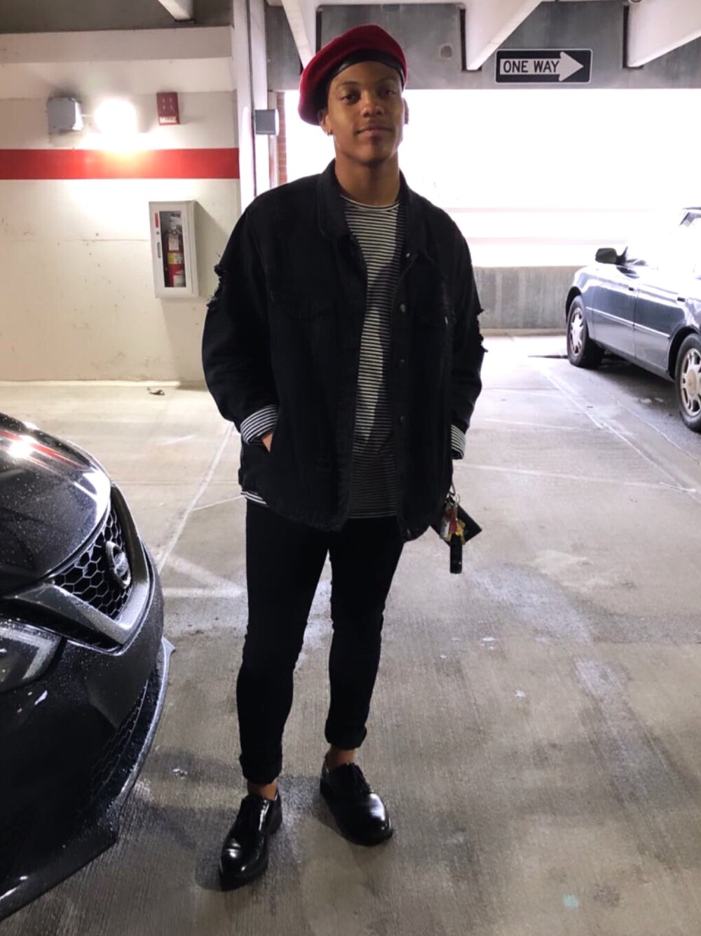 「parking lot、red、beret、stripes、black」｜「RAINBOWのアイテム（デニムジャケット、ブラック系）」を使った、Afreshprvnceさん（メンズ・170cm）の冬コーディネートの1枚目の写真
