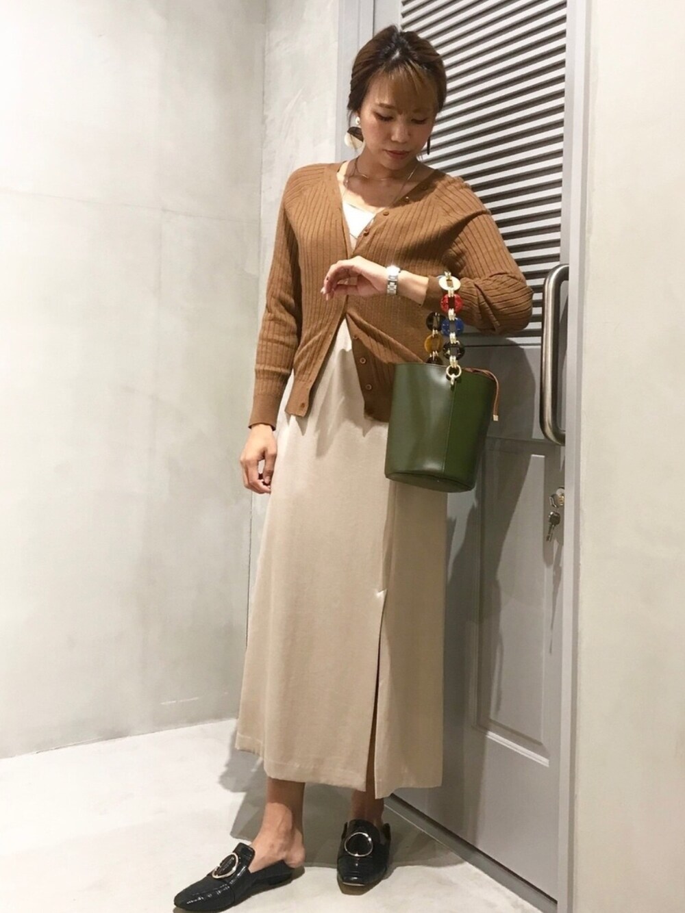 「大人カジュアル、きれいめカジュアル、ベージュコーデ、ラクチンコーデ、着回しコーデ、キャミワンピ、シャンパンゴールド、大人かわいい、ニットコーデ、オトナ女子」｜「CAST:のアイテム（ローファー、ブラック系）」を使った、wakkiii♡さん（レディース・164cm）の秋コーディネートの1枚目の写真
