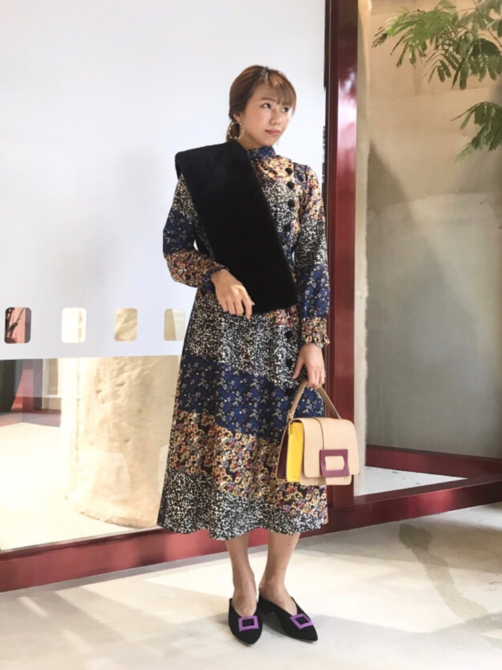 「ブルー、秋のコーデ、冬コーデ、ガーリー、トレンドコーデ、花柄ワンピース、ラクチンコーデ、オトナカジュアル、可愛い♡、大人トレンドカジュアル」｜「CAST:のアイテム（バッグ、ベージュ系）」を使った、wakkiii♡さん（レディース・164cm）の秋コーディネートの1枚目の写真