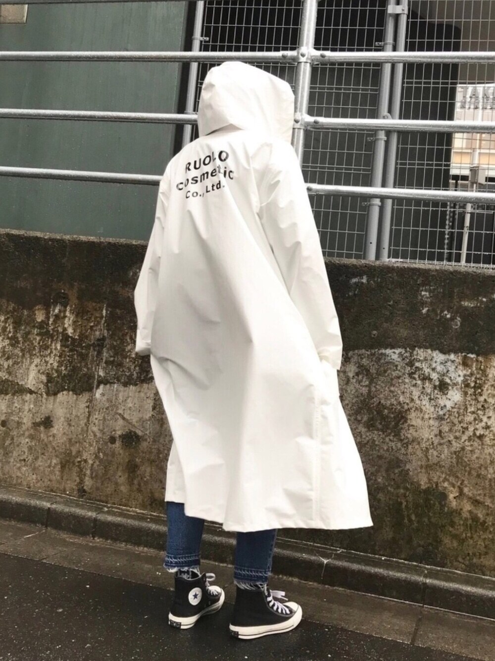 「やっぱりストリートが好き、大人カジュアル、オトナ女子、雨の日コーデ、レインコート、ホワイト、レインウェア、白コーデ、おしゃれさんと繋がりたい、カッパ」｜「CAST:のコーティングフードコート（ジャケット/アウター、ホワイト系）」を使った、wakkiii♡さん（レディース・164cm）の秋コーディネートの1枚目の写真