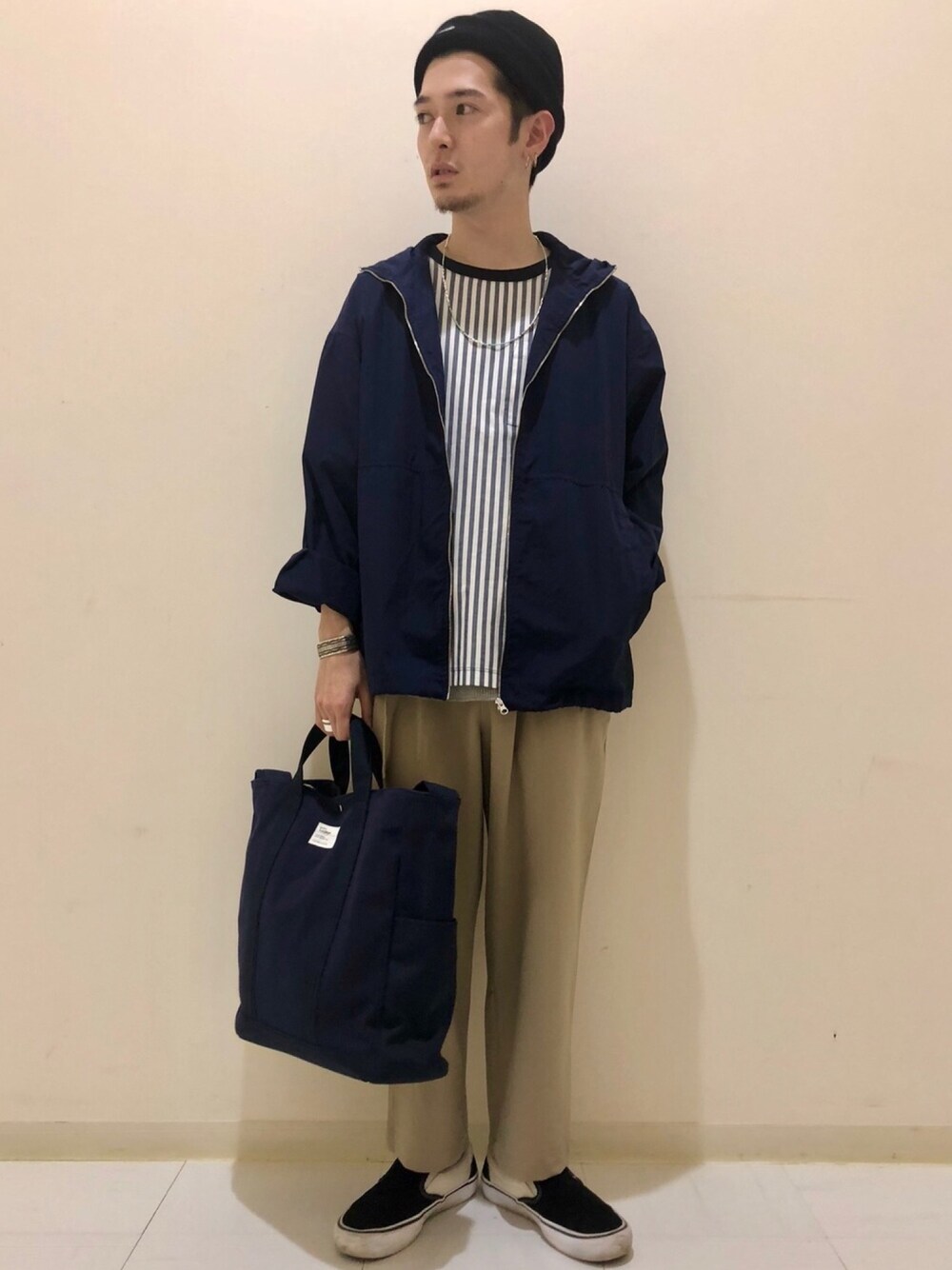 ブルー系のTシャツ/カットソー、ブルー系のその他アウター、グレー系のタンクトップを着用したメンズの春コーディネートの1枚目の写真