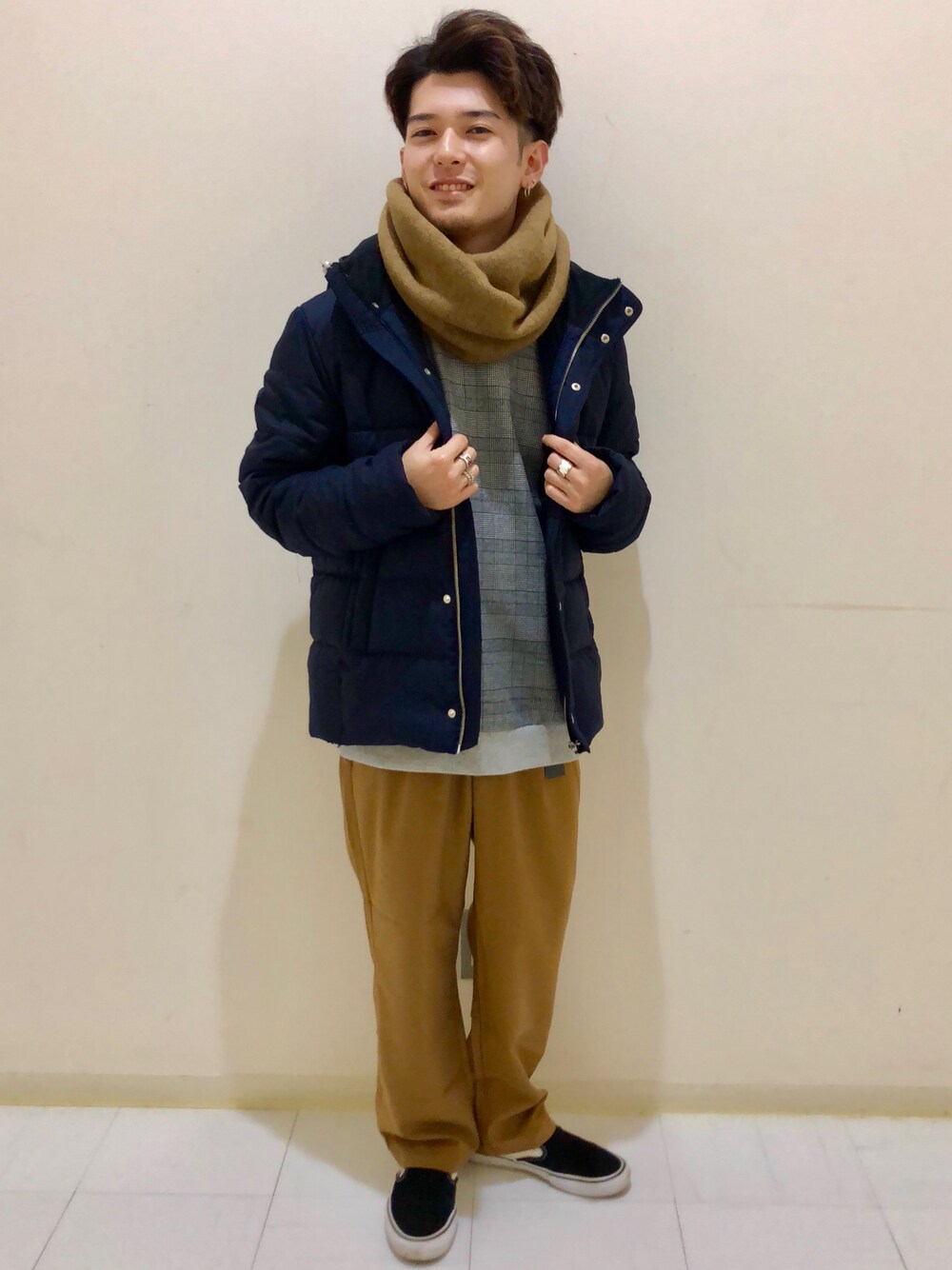 ブルー系のダウンジャケット/コート、グレー系のTシャツ/カットソー、ベージュ系のその他パンツを着用したメンズの秋コーディネートの1枚目の写真