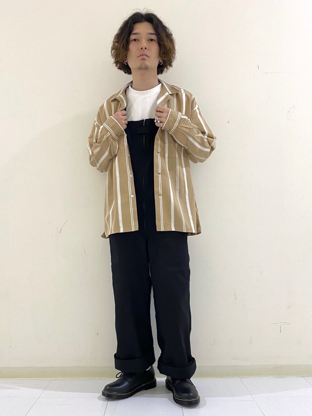 ホワイト系のTシャツ/カットソー、ベージュ系のシャツ/ブラウス、ブラック系のサロペット/オーバーオールを着用したメンズの春コーディネートの1枚目の写真