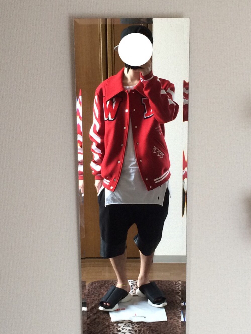 「ストリート、サンダル、はるコーデ、off white、RICK OWENS、NEWERA、ZARA」｜「adidas×Rick Owensのアイテム（サンダル、ブラック系）」を使った、@大知さん（メンズ・170cm）の春コーディネートの1枚目の写真