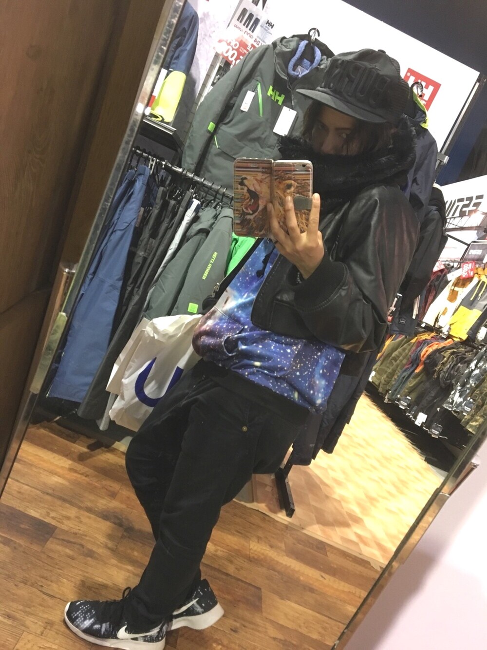 「宇宙柄、パーカー、ナイキスニーカー」｜「LA Dreamのアイテム（パーカー、ブルー系）」を使った、６９さん（レディース・162cm）の春コーディネートの1枚目の写真