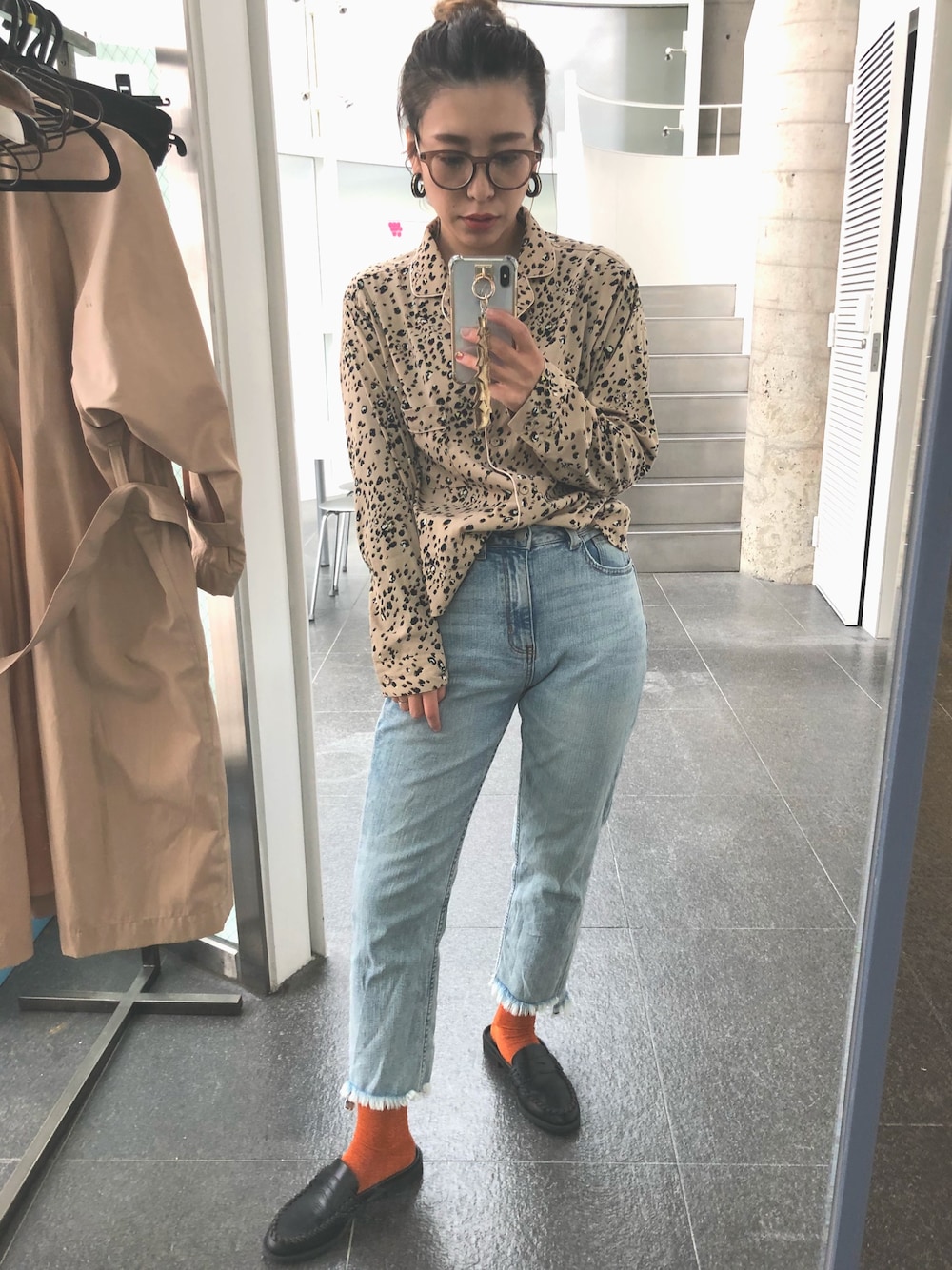 「シンプル、柄シャツ、アニマル、デニム、薄色デニム、ダテメガネ、ローファー、オレンジ」｜「MOUSSYのCLEAR COLOR EYEWEAR（サングラス、ブラック系）」を使った、ayanoさん（レディース・153cm）の春コーディネートの1枚目の写真