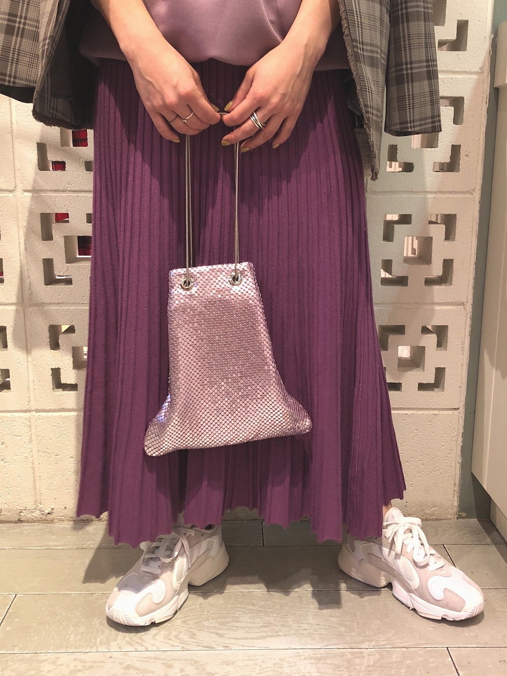 「メタリック、メタリックバッグ、マキシスカート、ニットスカート、リブスカート、Ray BEAMS、addidas、フィリップオーディベール」｜「Ray BEAMSのRay BEAMS / メタル メッシュ 巾着バッグ（ショルダーバッグ、ピンク系）」を使った、yamashita  aiさん（レディース・158cm）の秋コーディネートの1枚目の写真