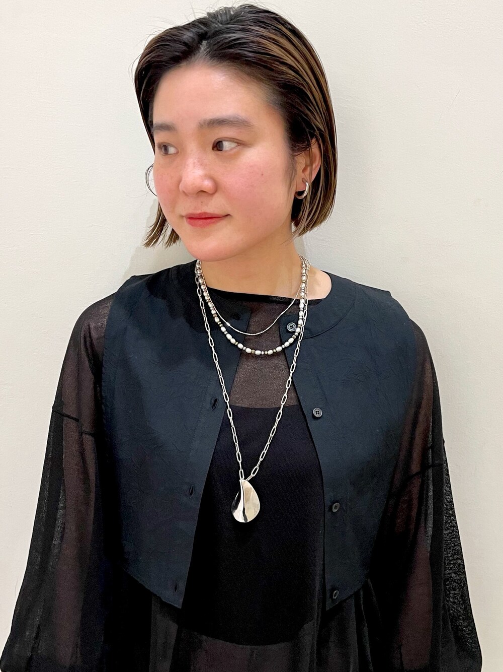 「オトナカジュアル、ネックレス、シルバーアクセサリー、アクセサリー重ね付け、春、RBS、Ray BEAMS、xolo」｜「Ray BEAMSのRBS / ヨーク レイヤー 2way シアーニット（ニット/セーター、ブラック系）」を使った、yamashita  aiさん（レディース・158cm）の冬コーディネートの1枚目の写真