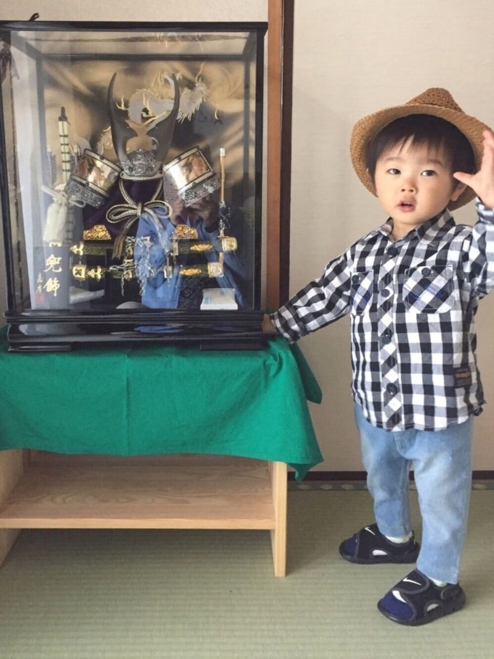 その他のシャツ/ブラウス、ブルー系のデニムパンツ、ブラック系のサンダルを着用したキッズの春コーディネートの1枚目の写真