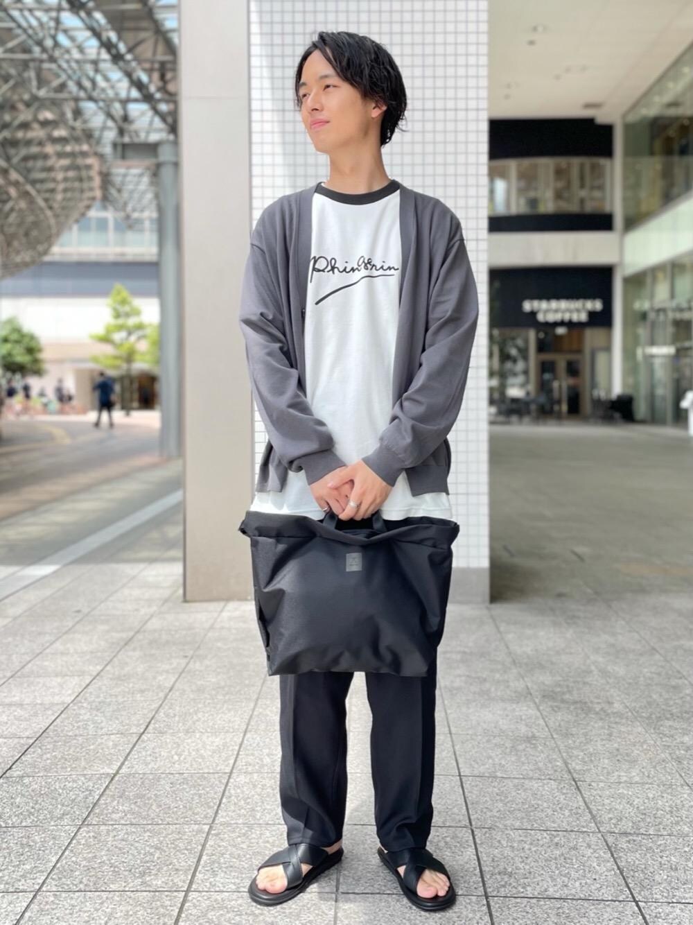 グレー系のカーディガン/ボレロ、ブラック系のその他パンツ、ブラック系のトートバッグを着用したメンズの春コーディネートの1枚目の写真