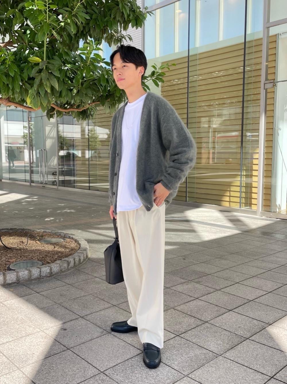 ホワイト系のTシャツ/カットソー、ブラック系のハンドバッグ、ブルー系のローファーを着用したメンズの秋コーディネートの1枚目の写真