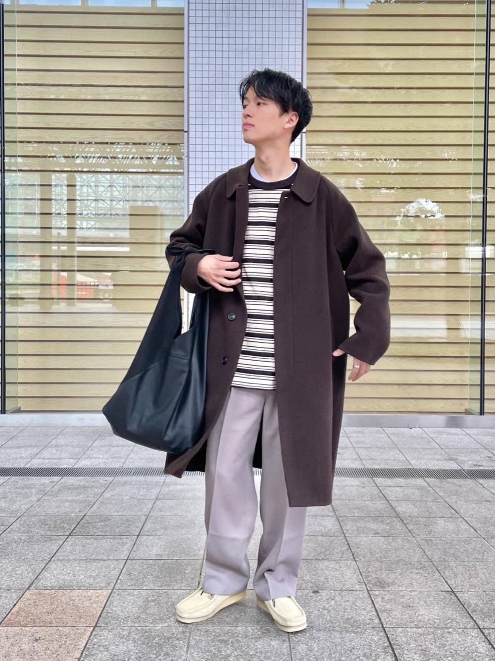 「シューズ、Tシャツ/カットソー、👟バッグ、ベーシック/トラッド、ぱんつ、あうたー」｜「Clarksの＜CLARKS（クラークス）＞ WALLABEE/ワラビー（モカシン/デッキシューズ、ベージュ系）」を使った、Kaede Osadaさん（メンズ・173cm）の秋コーディネートの1枚目の写真